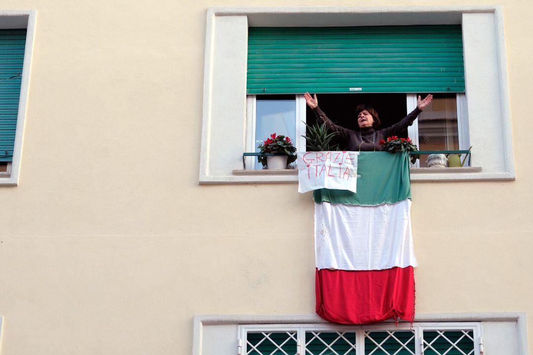 Una mujer confinada en su casa en Roma por la pandemia del coronavirus.