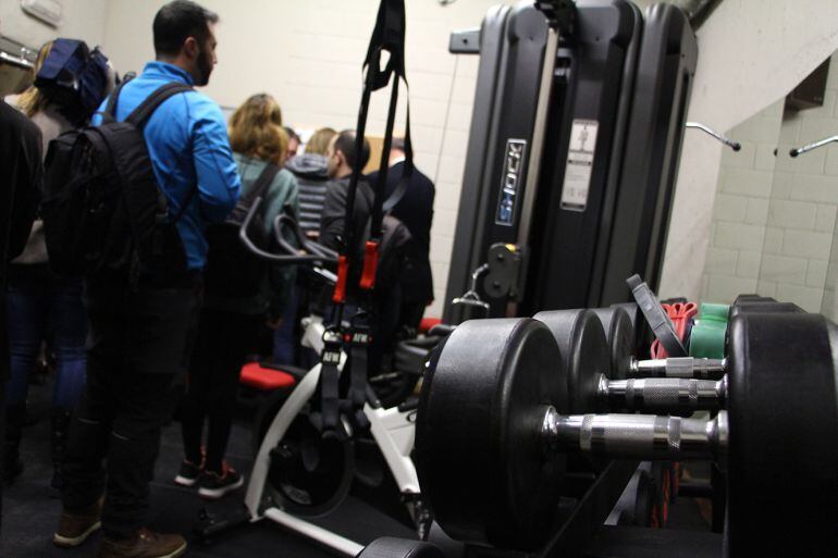 La comitiva d'autoritats dins del nou gimnàs per a agents penitenciaris en la inauguració de les noves instal·lacions del recinte.