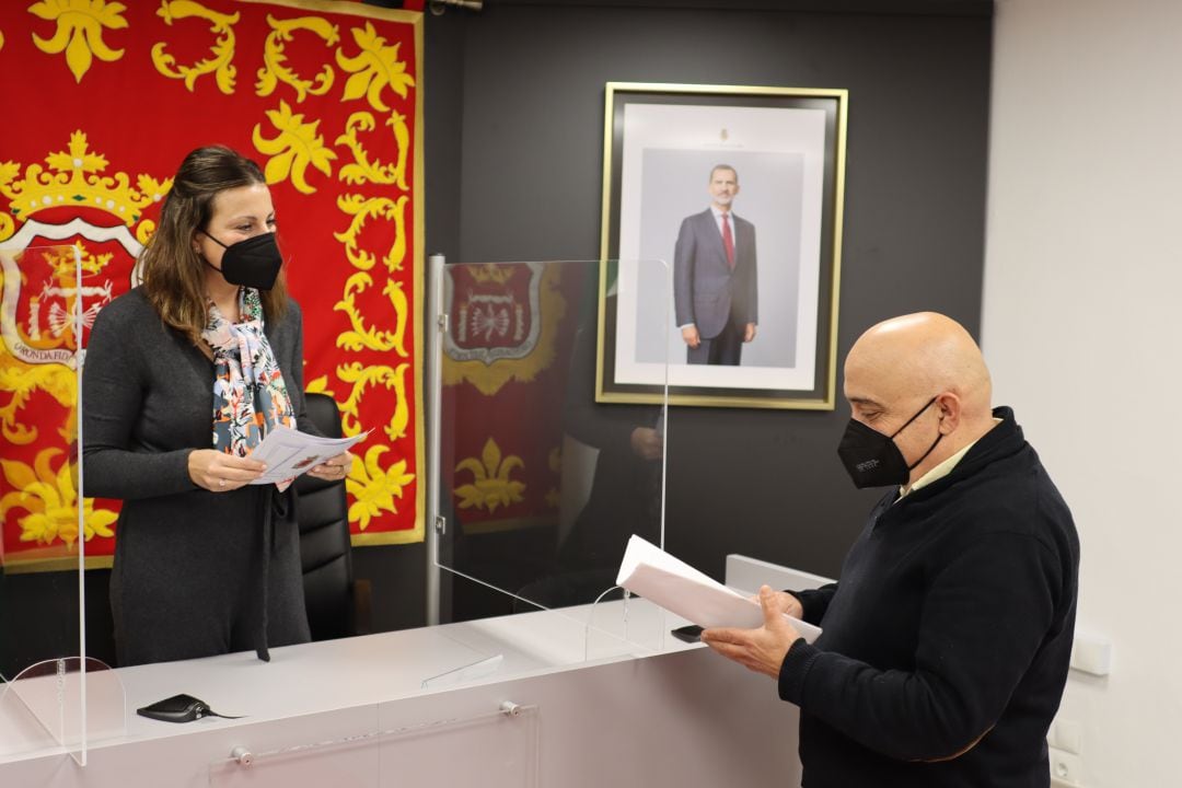 La alcaldesa de Ronda, Mª Paz Fernández, junto al delegado municipal de Urbanismo, Jesús Vázquez