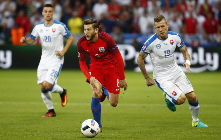 Adam Lallana controla el balón 