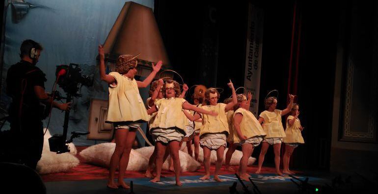 Momento de la actuación de la chirigota Los Niños Jesús que tu madre tenía en la mesita de noche