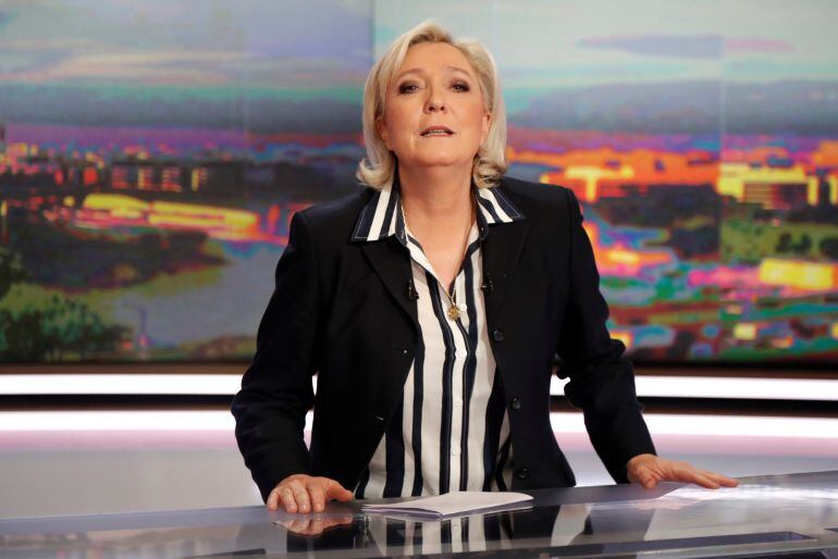 Marine Le Pen, candidata del Frente Nacional, durante una entrevista en el canal de televisión TF1