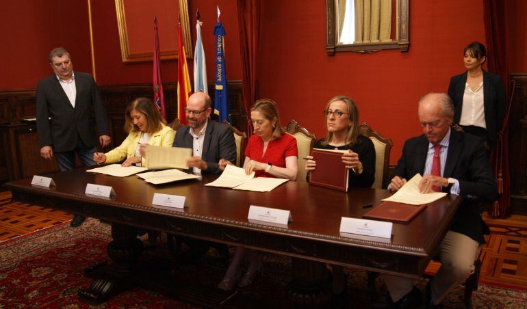 Firma del convenio de la estación intermodal en el salón noble del pazo de Raxoi