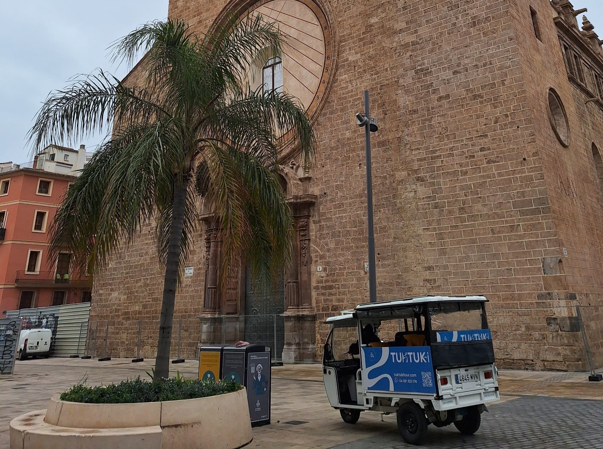 Parada de tuk-tuks en la plaza de Brujas de València