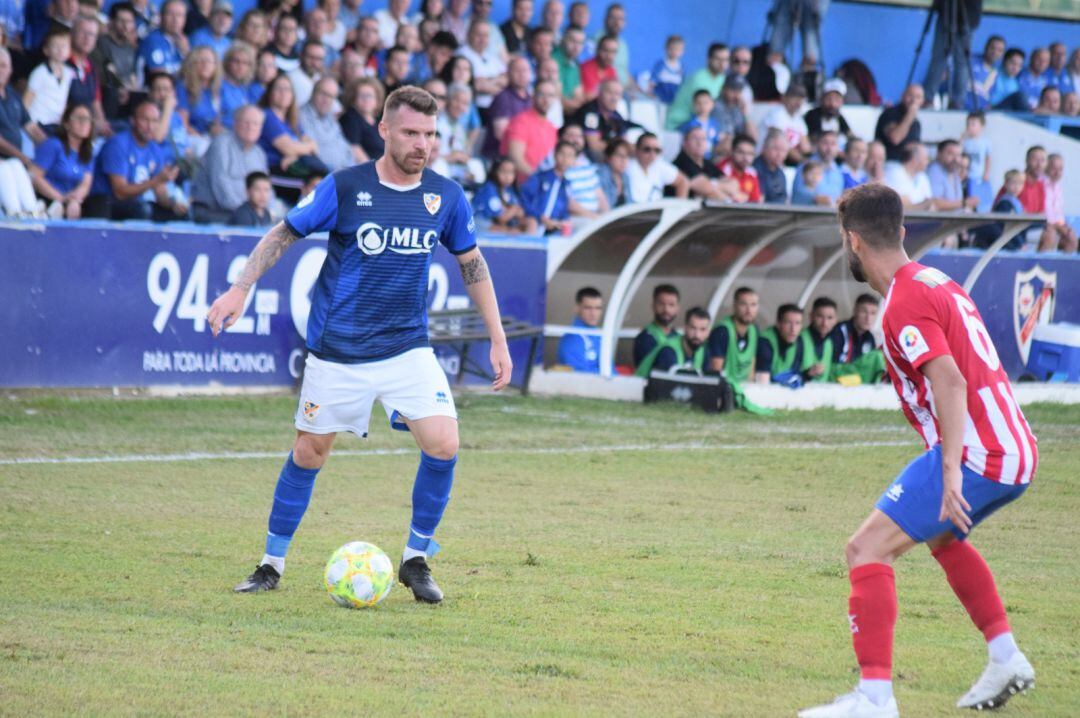 Iván Aguilar, delantero azulillo, en una jugada ofensiva ante el Porcuna