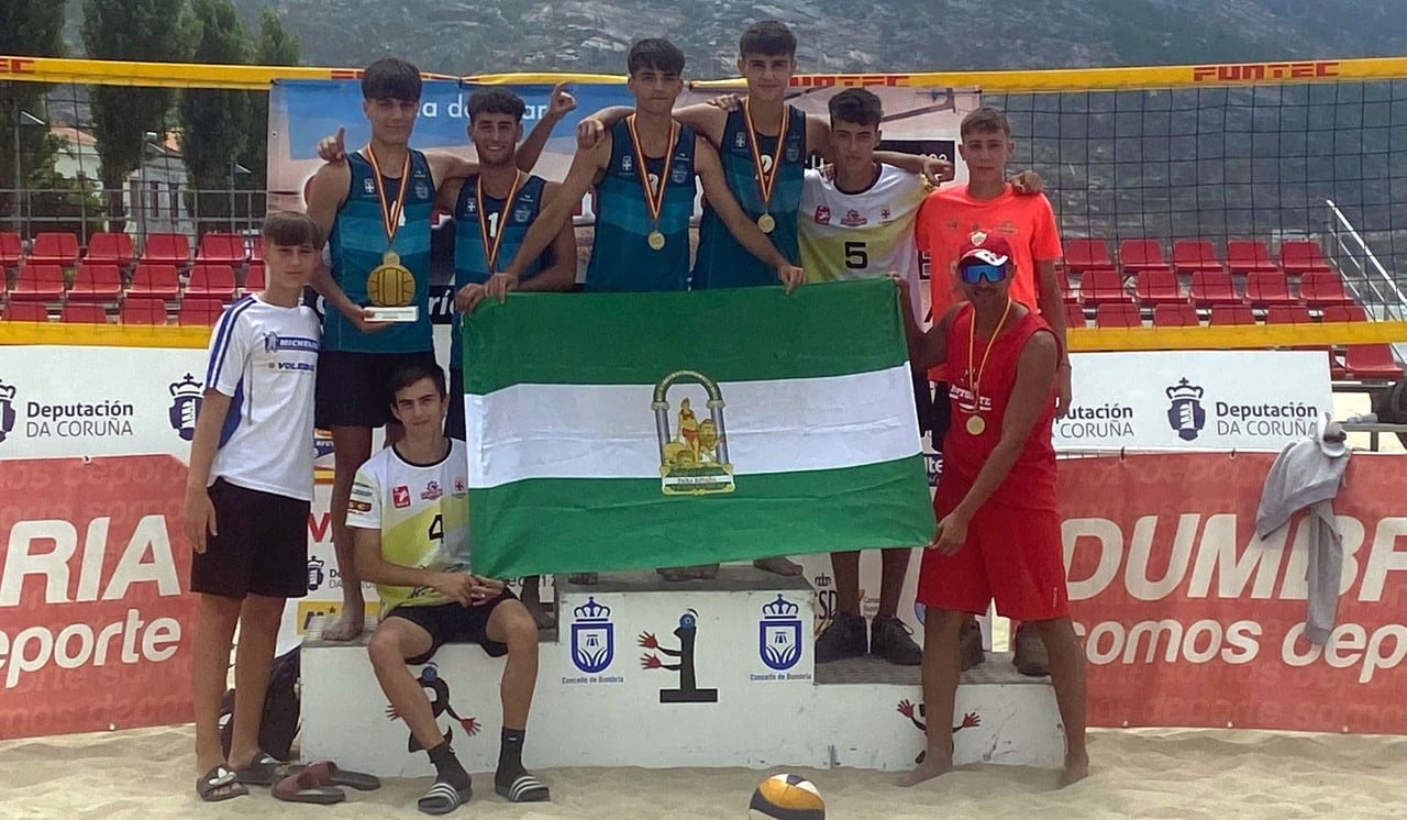 Mintonette con la bandera de Andalucía en el podio nacional.