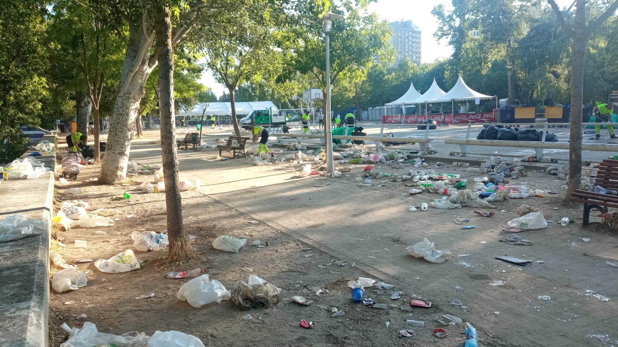 Restos de la Noche de San Juan en el entorno de la playa de las Moreras