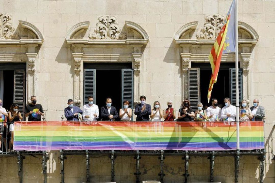 Acto institucional de colocación de la bandera LGTBI en el balcón del palacio consistorial 