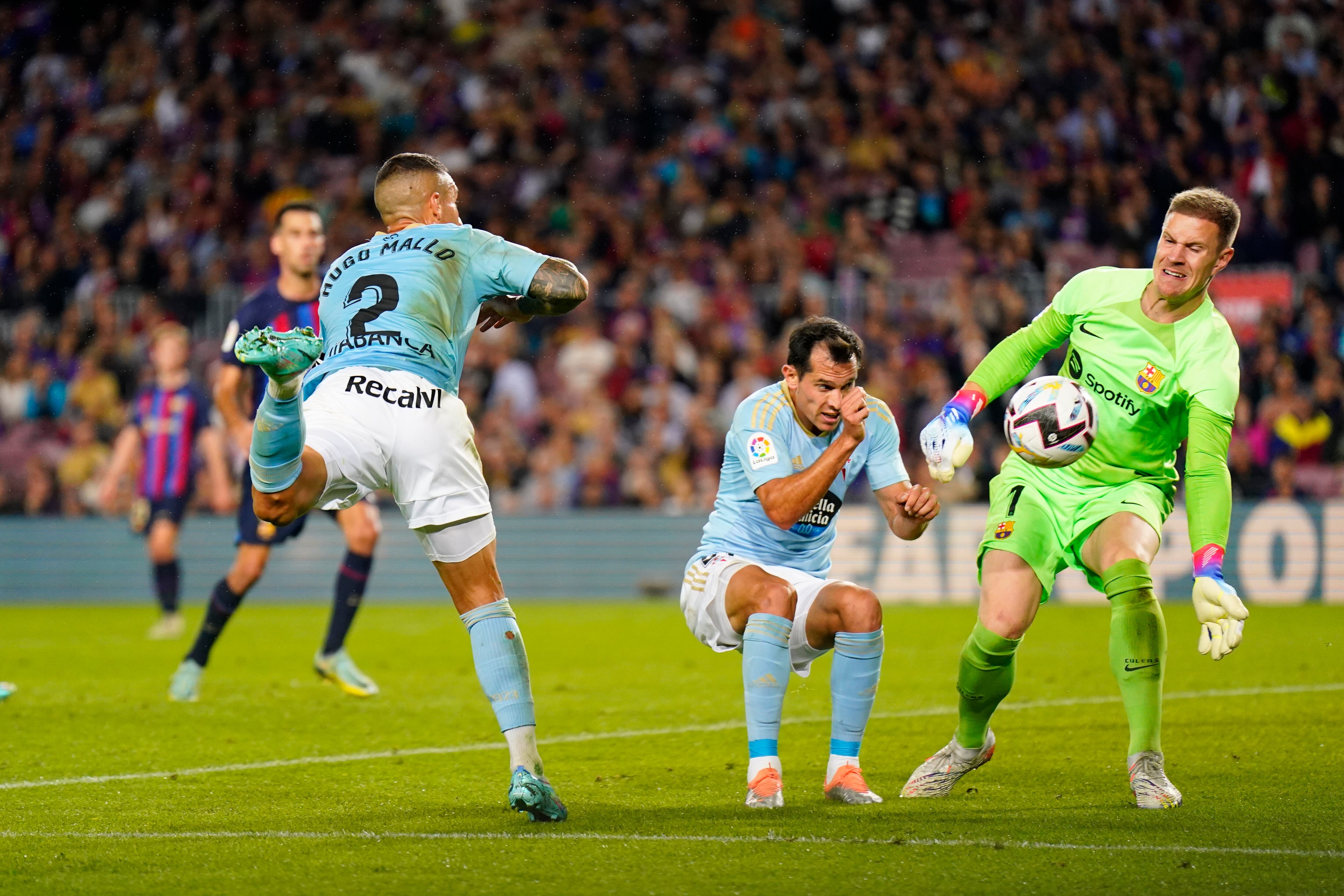 BARCELONA, 09/10/2022.- El defensa del Celta Hugo Mallo (d) intenta superar a Marc-André ter Stegen (d), portero del FC Barcelona, durante el partido de la jornada 8 de Liga en Primera División que FC Barcelona y Celta de Vigo disputan hoy domingo en el Camp Nou, en Barcelona. EFE/Siu Wu
