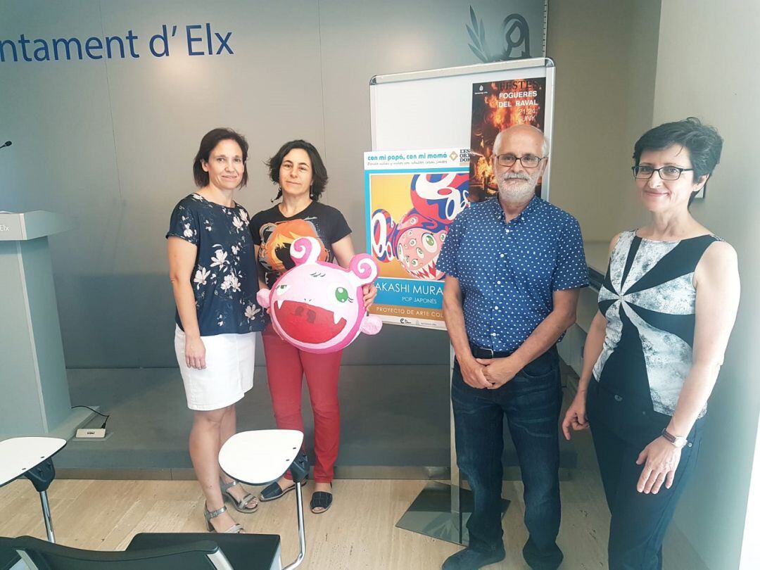 La concejala Ana Arabid junto a los autores de las hogueras