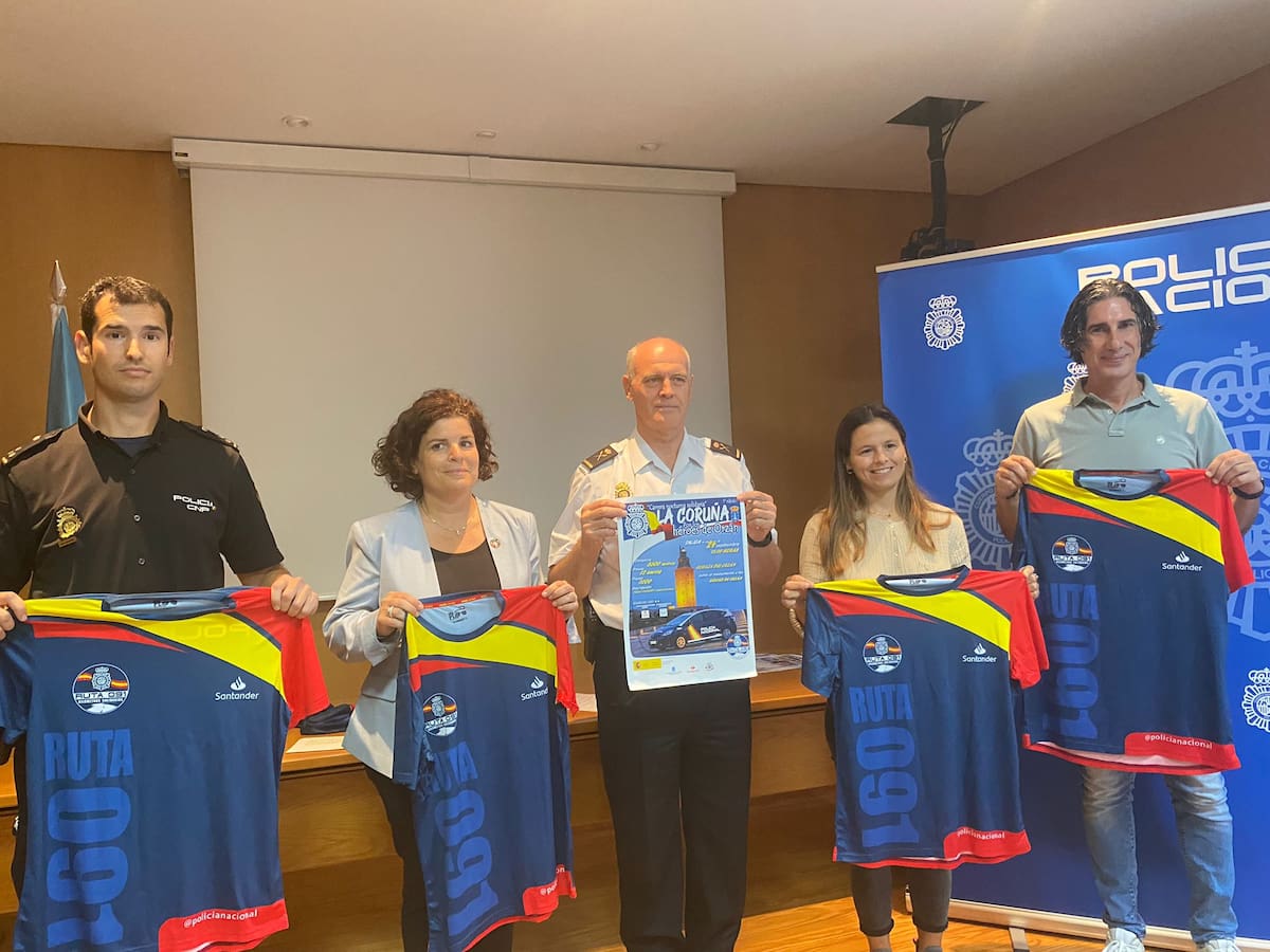 Policía Nacional y vecinos de A Coruña corren juntos por los Héroes del Orzán