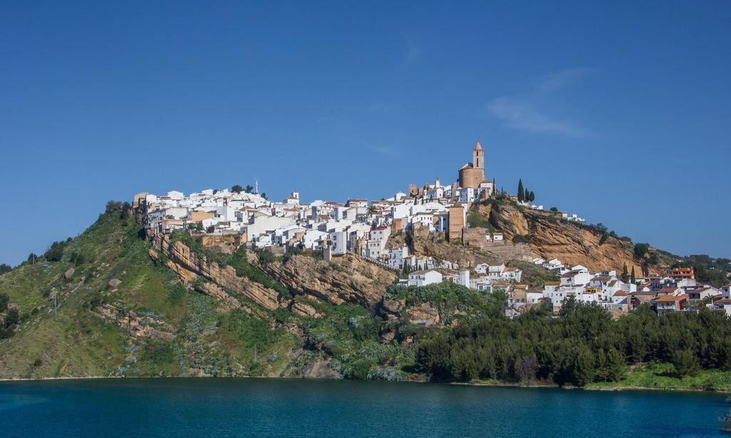 Panorámica de la bella localidad de Iznájar (Córdoba)