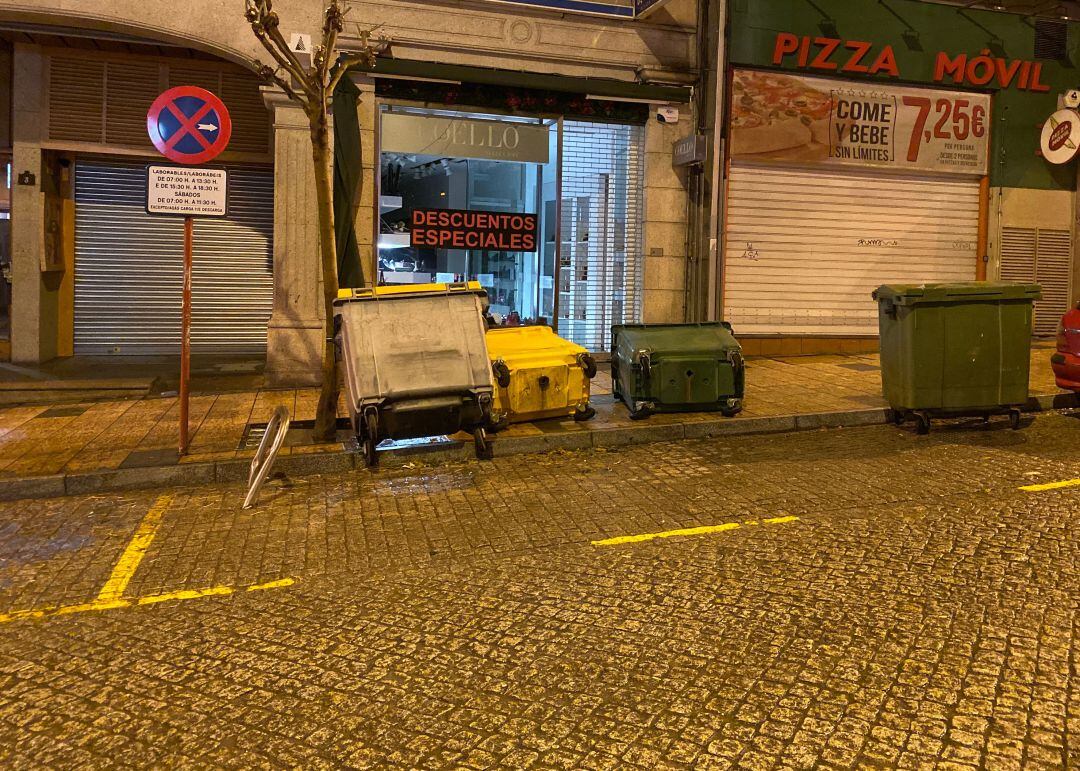 Multitud de contenedores por toda la ciudad han caído por la fuerza del viento