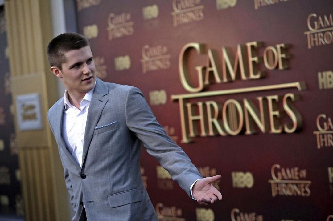 Eugene Simon de la serie Juego de Tronos.