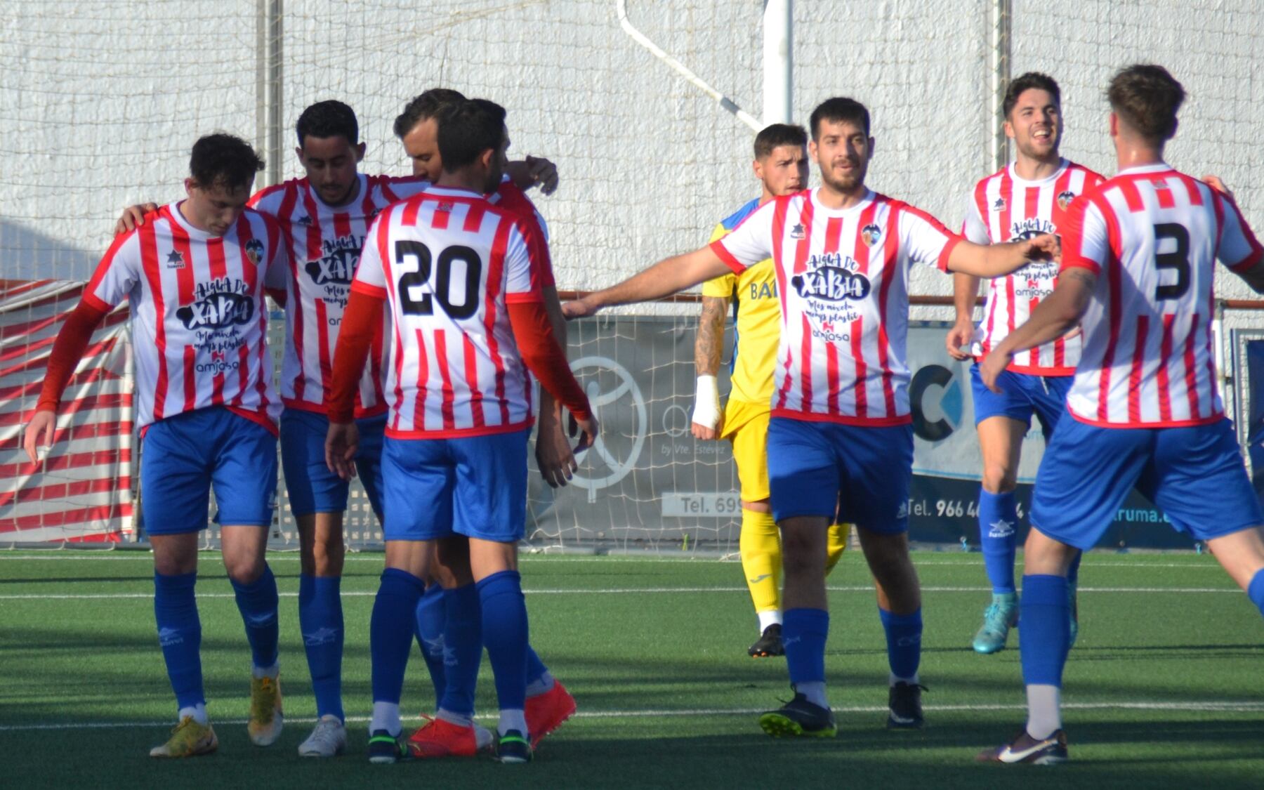 Jugadores del CD Jávea celebrando un gol esta temporada.