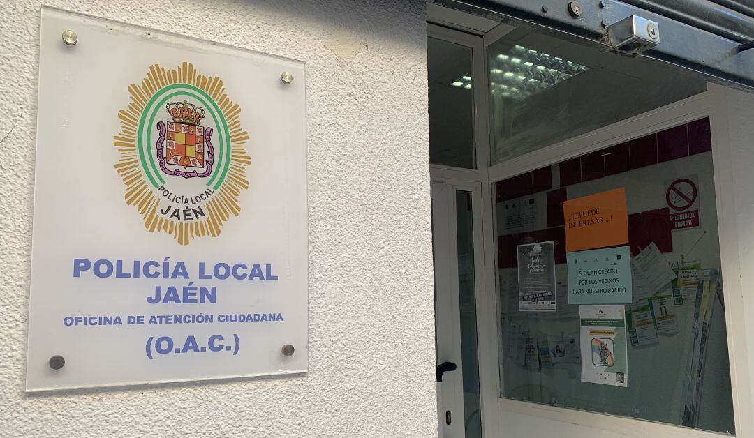 Acceso a la microjefatura de la Policía Local en el barrio de San Juan.