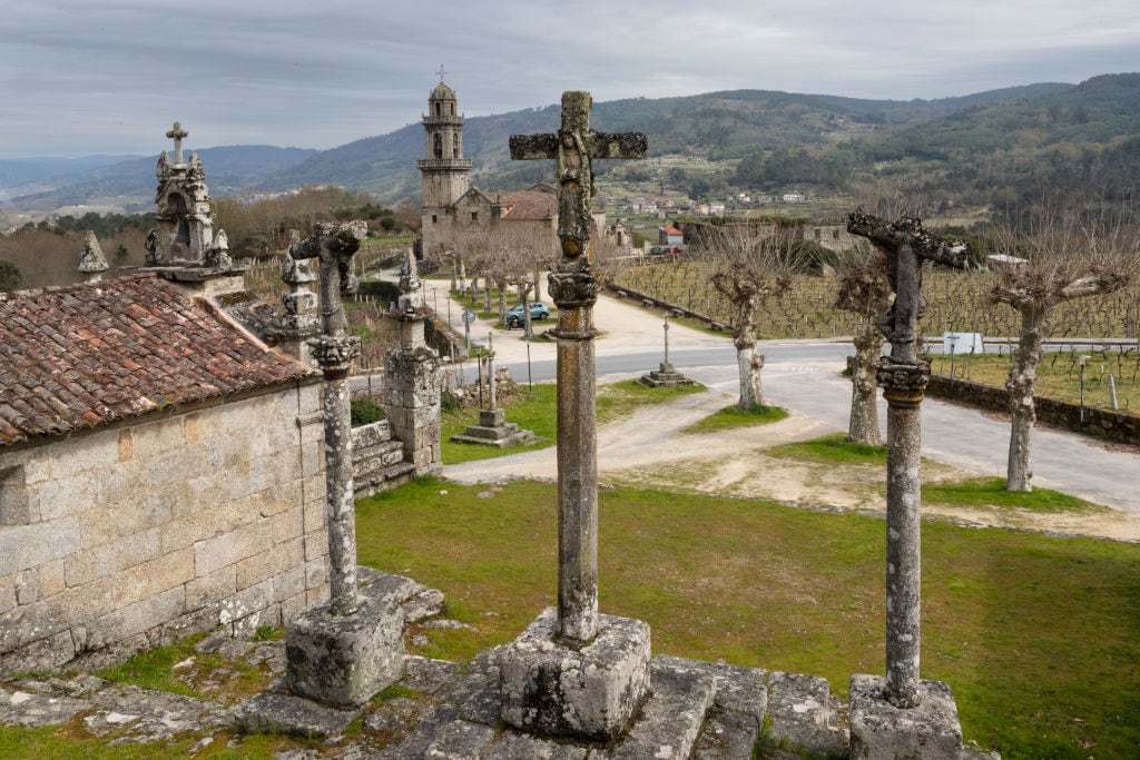 Imagen de las cruces del Calvario en Beade (Ourense).