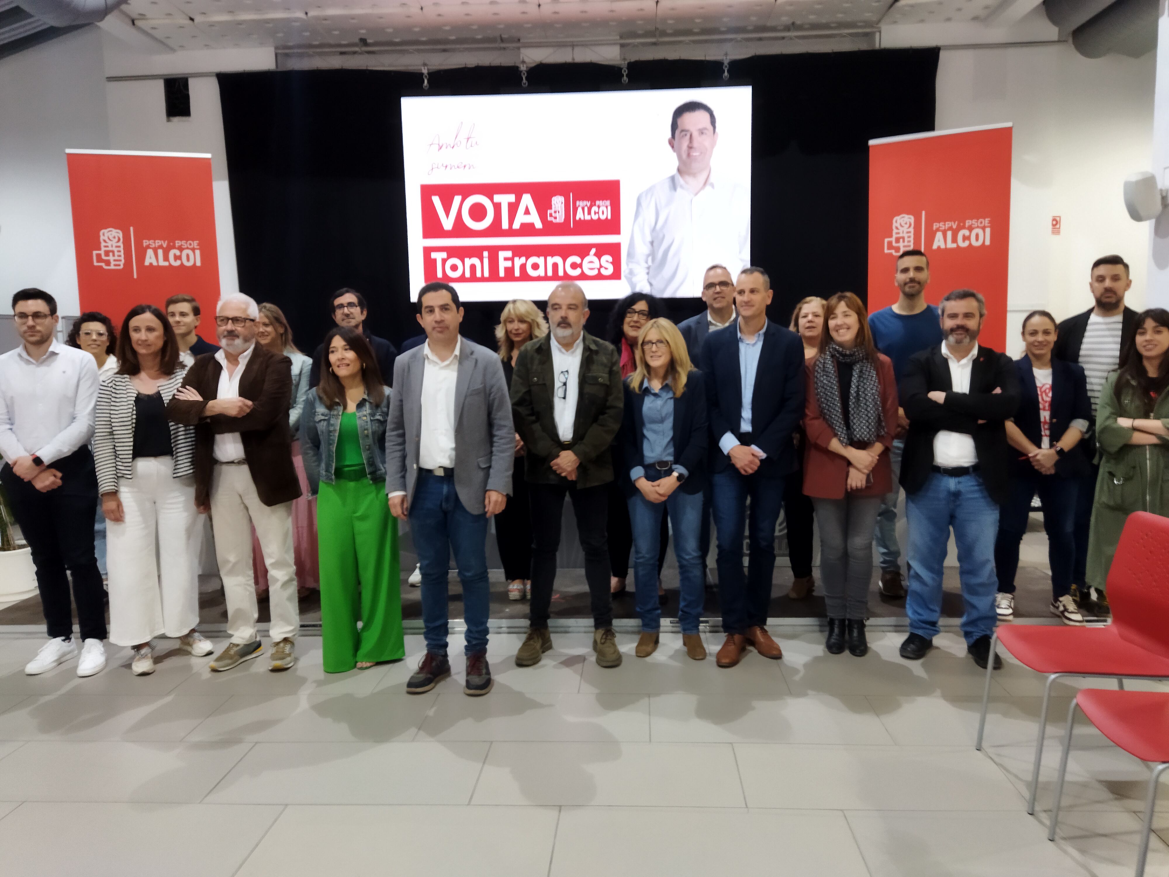 El PSOE de Alcoy ha presentado su programa electoral en un acto en Àgora con toda la candidatura encabezada por Antonio Francés.