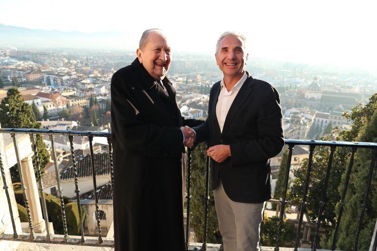 El pintor Miguel Rodríguez-Acosta con el consejero de Cultura de la Junta, Miguel Ángel Vázquez, este miércoles en el Carmen Blanco de la Fundación Rodríguez-Acosta de Granada