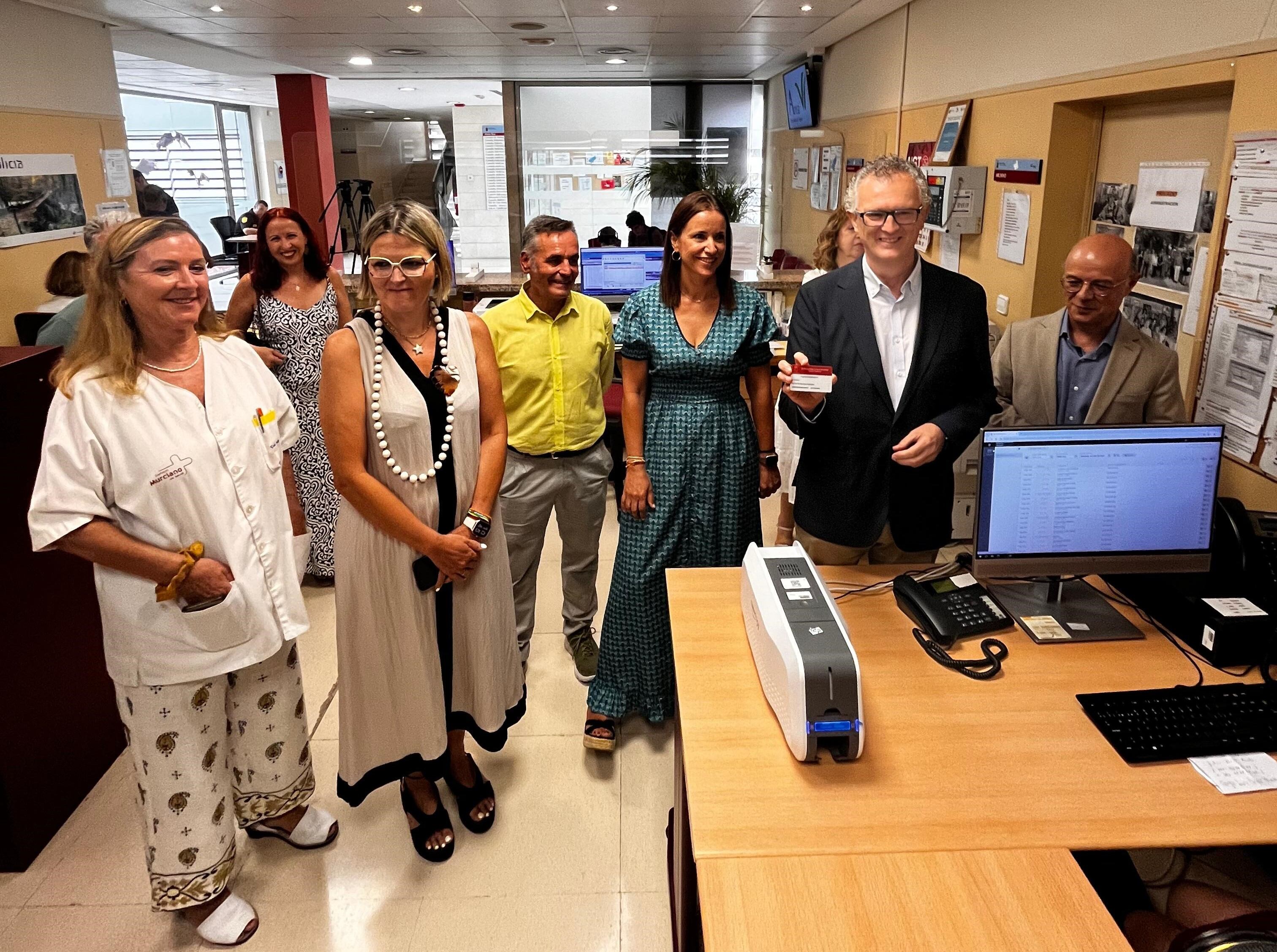 El consejero de Salud, Juan José Pedreño, visitó hoy el centro de salud de Zarandona, donde informó del nuevo sistema de emisión de las tarjetas sanitarias del SMS desde Atención Primaria