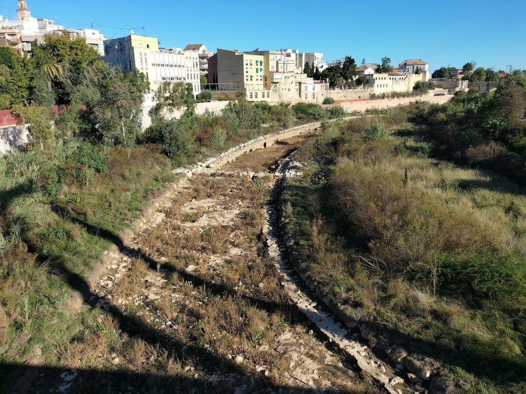 El río Serpis seco a su paso por la ciudad de Gandia este otoño  