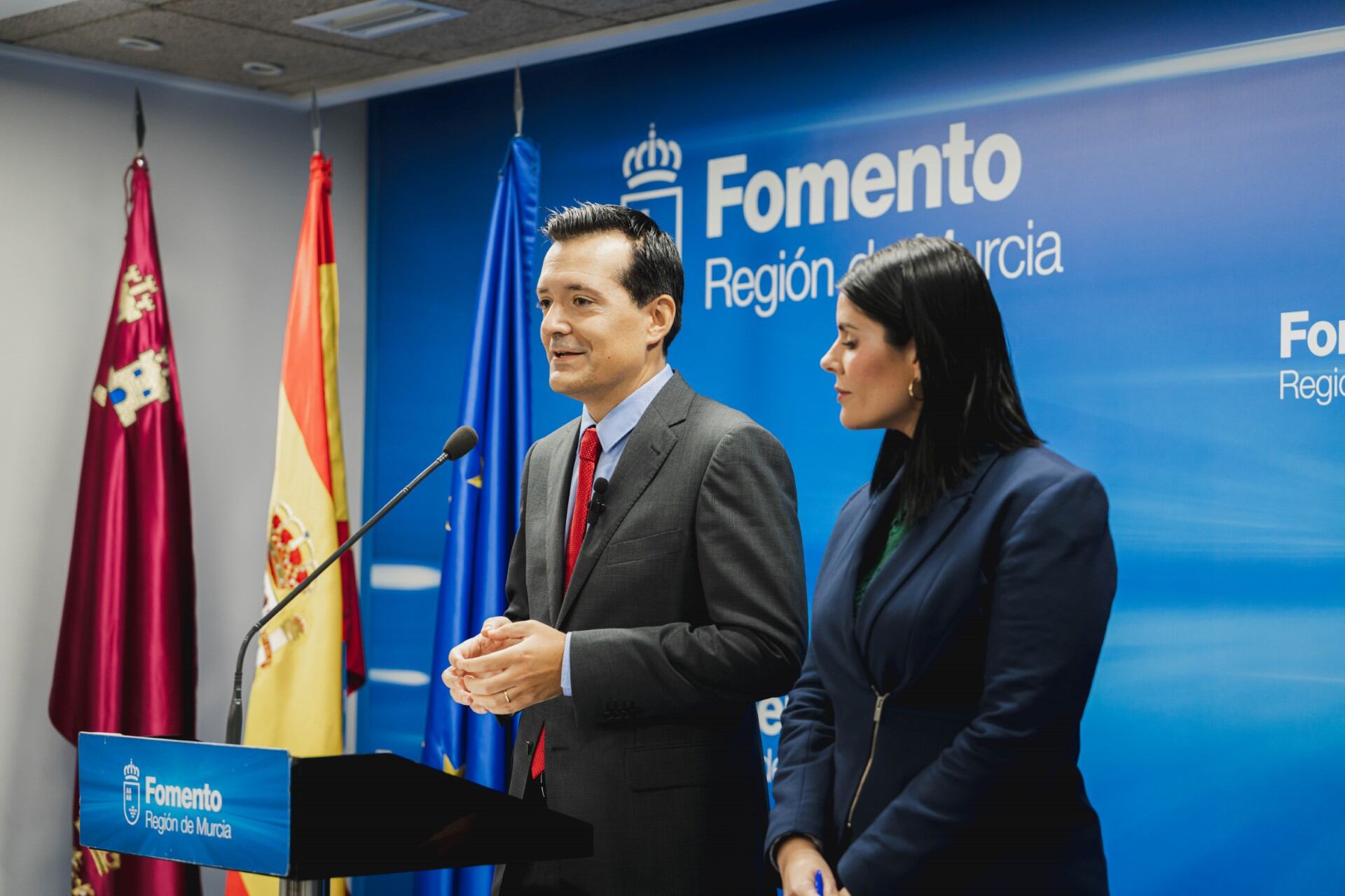 El consejero de Fomento e Infraestructuras, José Manuel Pancorbo, y la directora general de Vivienda y Arquitectura, María Gil, durante la rueda de prensa.