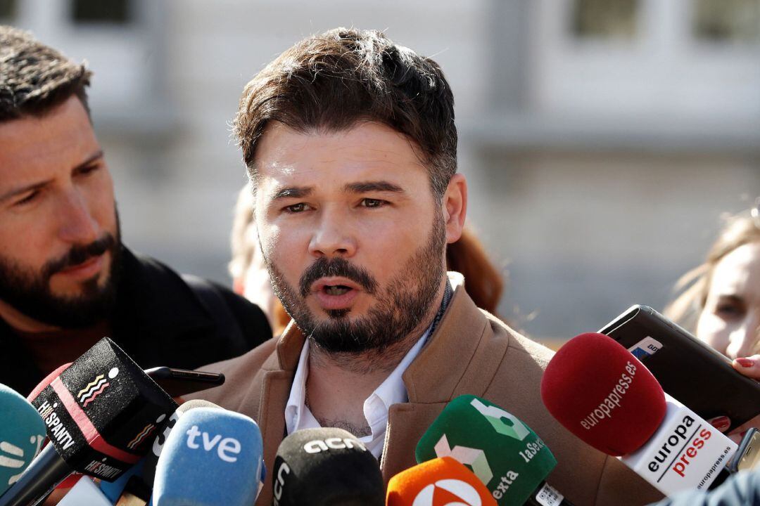 El portavoz y diputado de ERC en el Congreso de los Diputados ,Gabriel Rufián, atiende a los medios a su salida al Tribunal Supremo