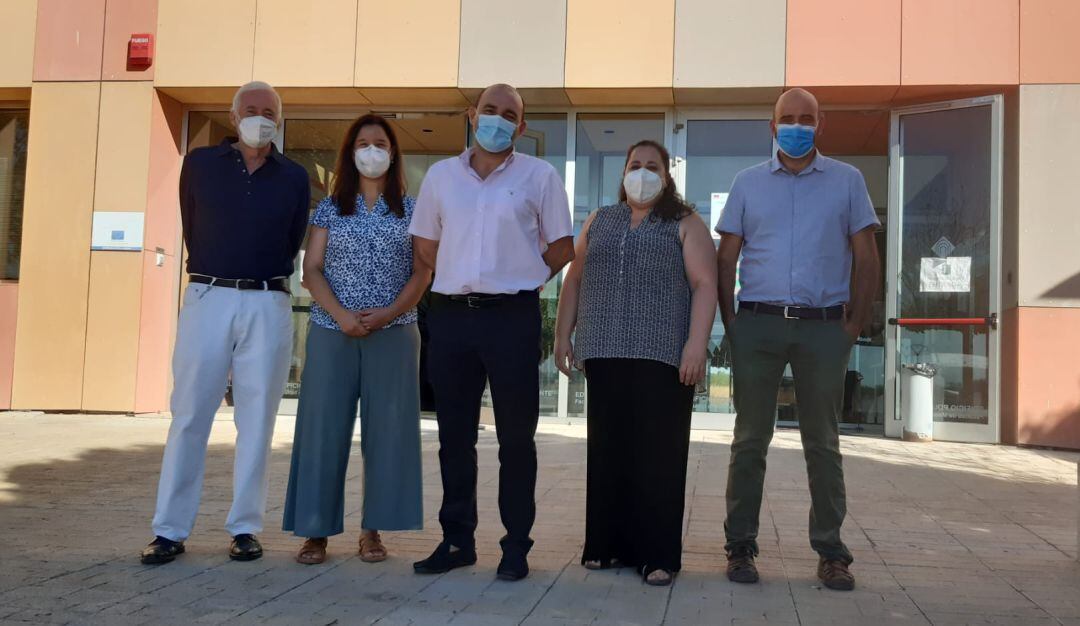 Alino Martínez en el centro junto al resto de miembros del equipo directivo de la Facultad de Medicina de Ciudad Real