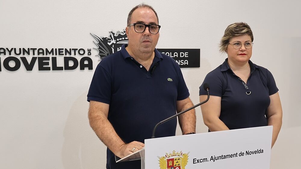 Carlos Vizcaíno, concejal de Deportes de Novelda; junto a Lorena Candel, concejala de Acción Social de la localidad