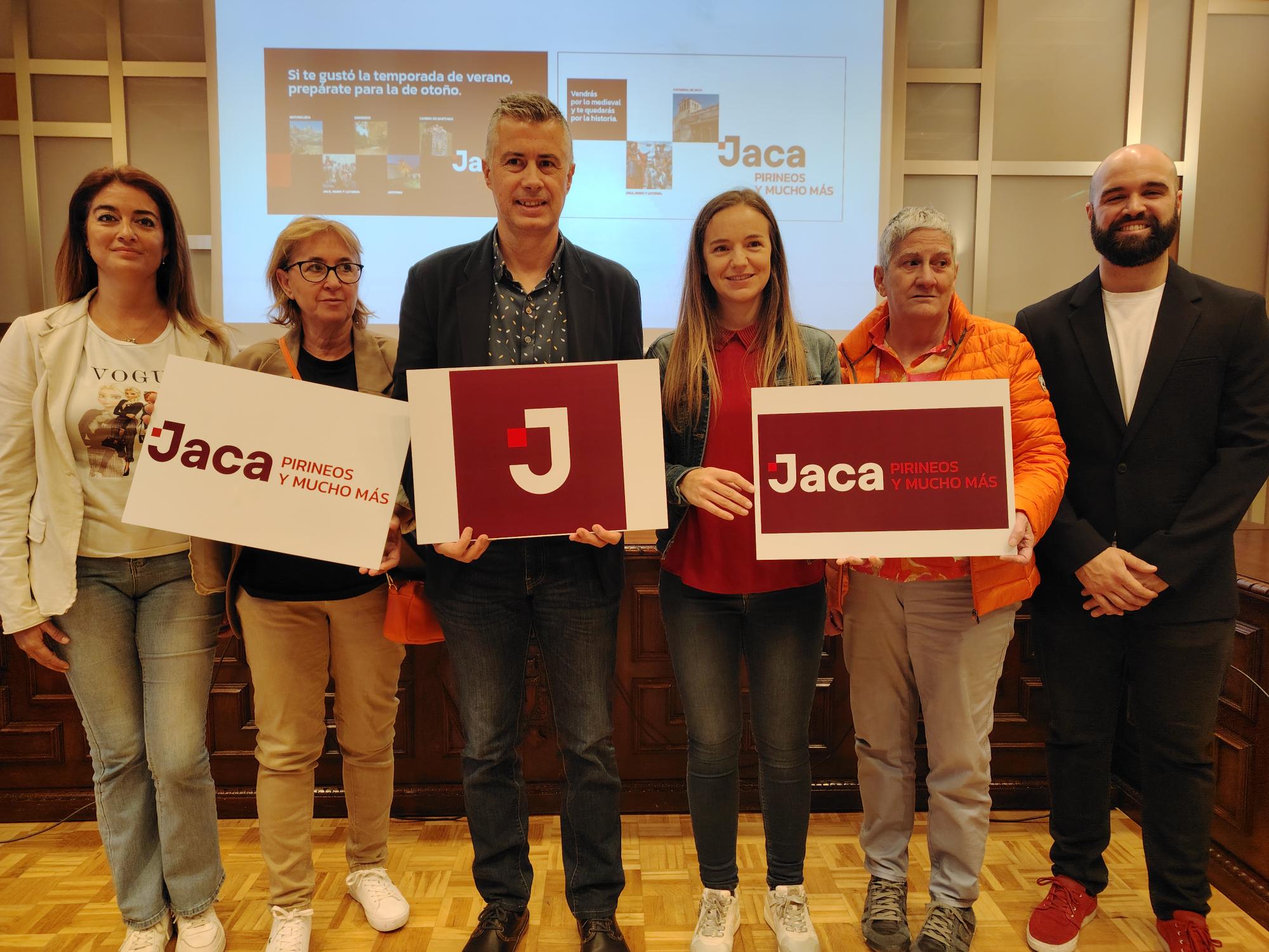 Algunos concejales acudían a la presentación oficial de la nueva imagen de marca junto al diseñador Adrián Betrán (dcha)