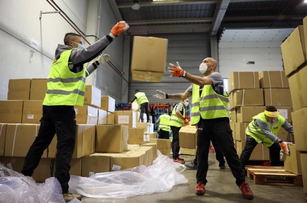 La Generalitat Valenciana ha fletado otros tres vuelos este fin de semana con material sanitario de protección para la Comunitat Valenciana, dentro de la operación Ruta de la Seda.En la imagen, operarios colocan en un almacen la carga del vuelo que ha llegado esta tarde procedente de Shanghai, con escala en Doha, con 1,7 millones de mascarillas, 167.544 monos EPI y 50.000 gafas, en total 47,6 toneladas de material