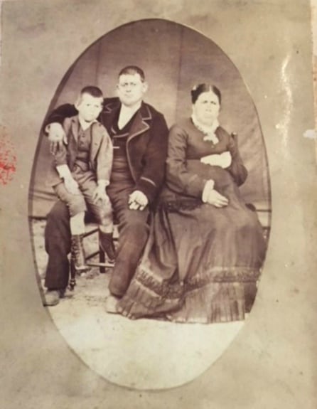 Francisco Romero Casrrasco junto a sus padres.