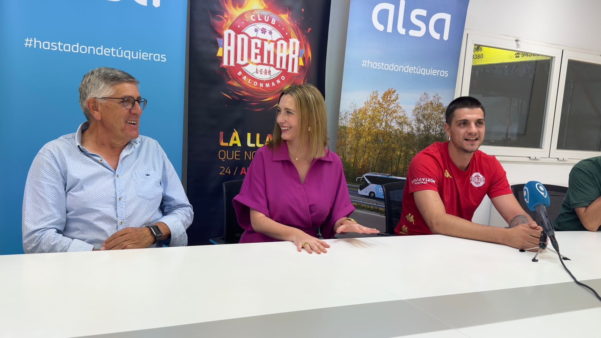 Edu Fernández fue presentado como jugador del Ademar.