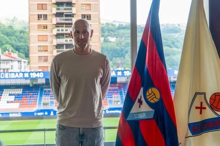 Iñaki Goikoetxea posa en Ipurua