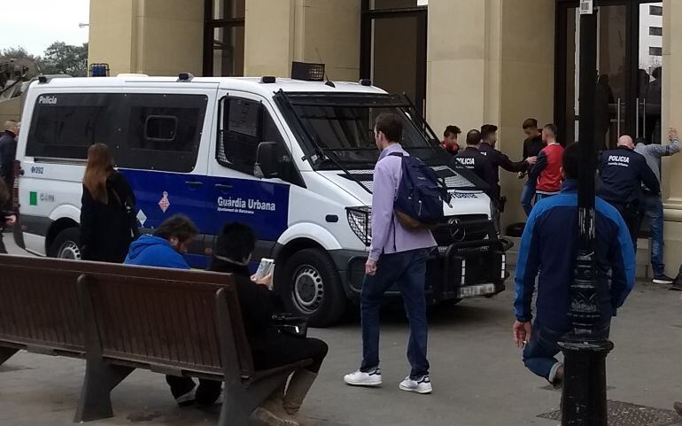 La Guàrdia Urbana identificant i registrant als nois que s'apleguen davant la botiga d'Apple del Passeig de Gràcia de Barcelona