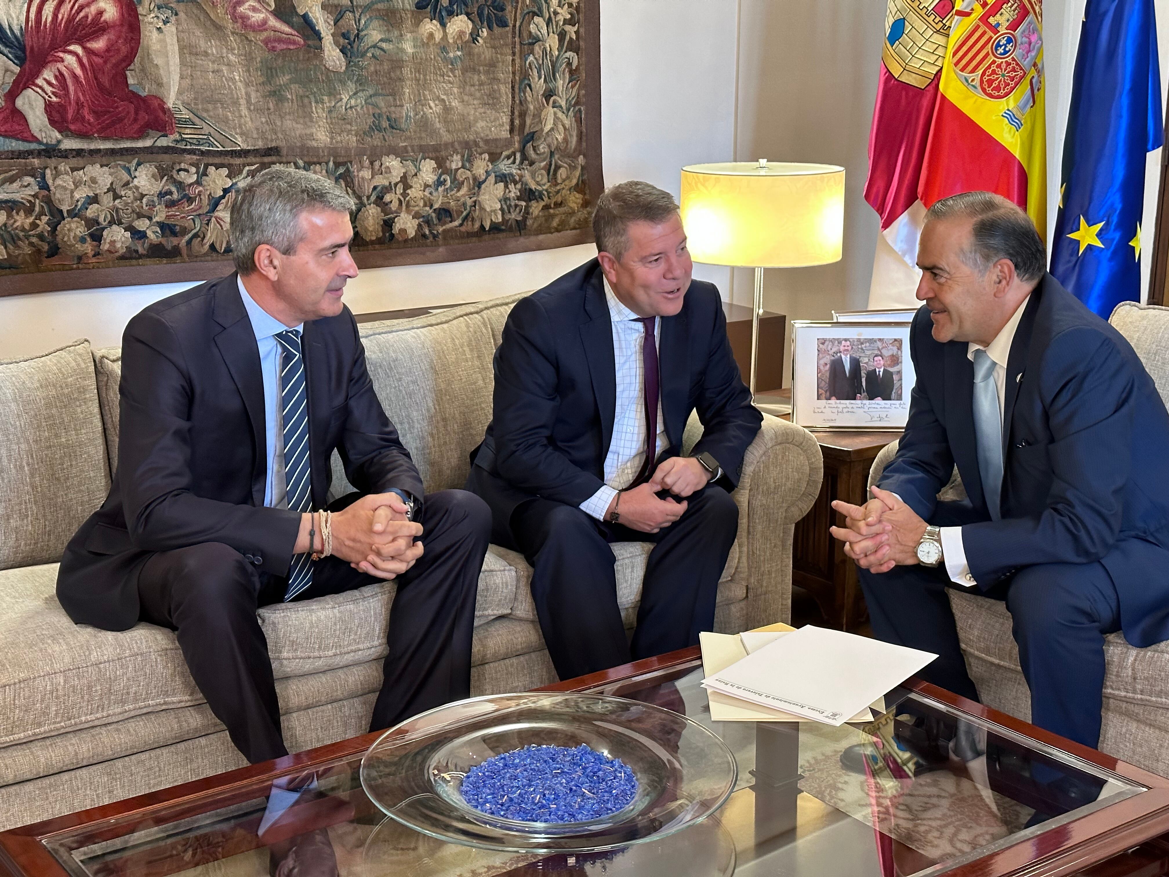 El delegado de la Junta en Toledo, Álvaro Gutiérrez; el presidente de la región, Emiliano García Page; y el alcalde de Talavera, José Julián Gregorio en la reunión mantenida en el Palacio de Fuensalida. El alcalde ha aprovechado para recordar a Page las necesidades de su ciudad.