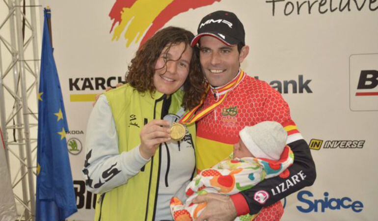 El campeón alavés posa con su mujer y su hijo tras ganar en Torrelavega.