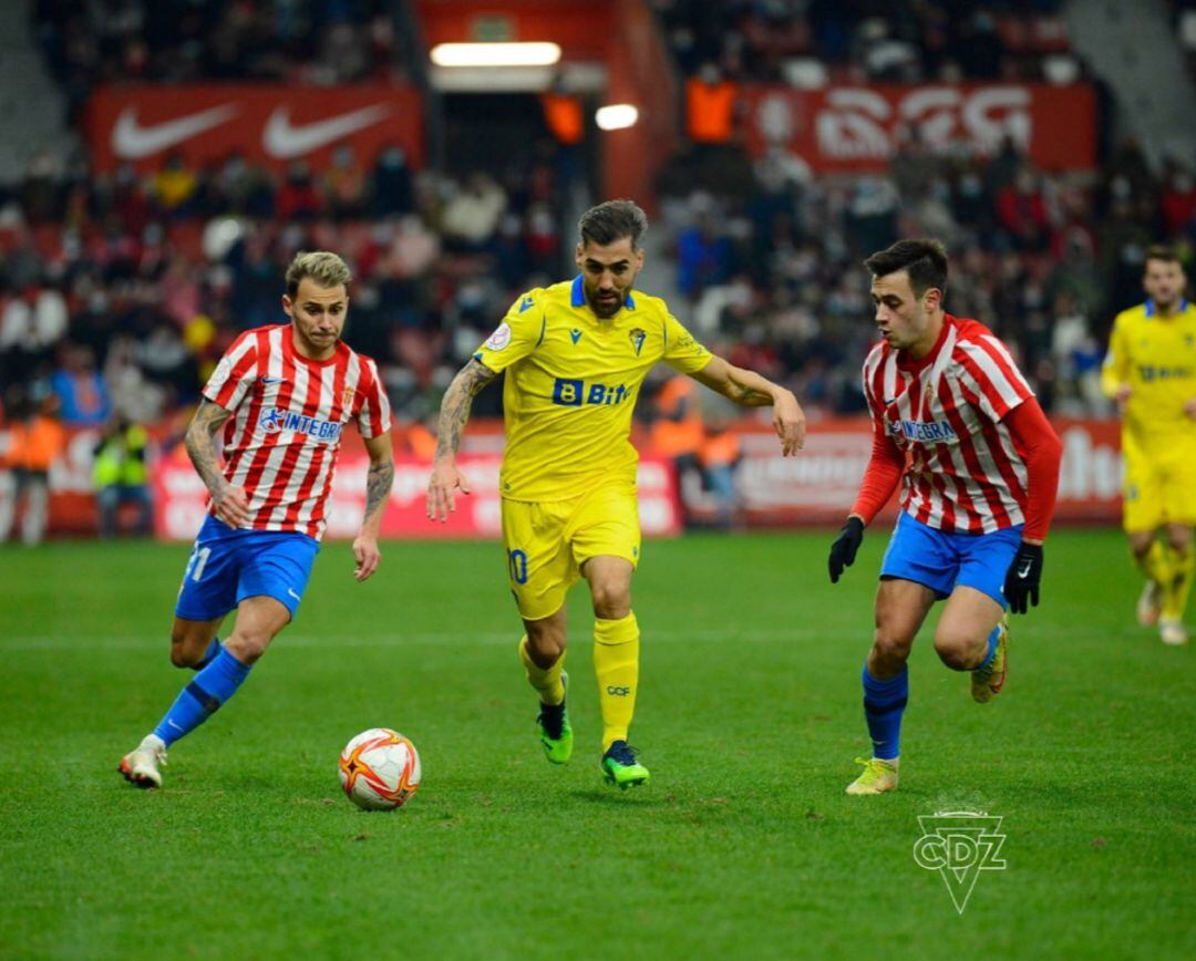 Perea conduciendo la pelota durante el partido de Copa.