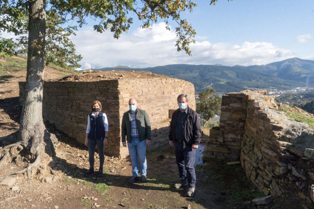 El consejero de Cultura y Política Lingüística del Gobierno Vasco, Bingen Zupiria, la diputada foral de Sostenibilidad y Medio Natural de la Diputación Foral de Bizkaia, Elena Unzueta y el alcalde de Zalla, Juan Ramón Urkijo han realizado hoy una visita a los restos del poblado de la II Edad de Hierro situado en el monte Bolunburu de Zalla.