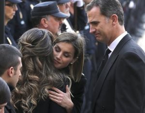 Los Reyes Felipe VI y Letizia dan el pésame a los familiares