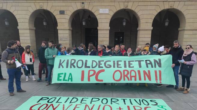Gritos en la concentración por la gestión de los polideportivos frente al ayuntamiento de Irún