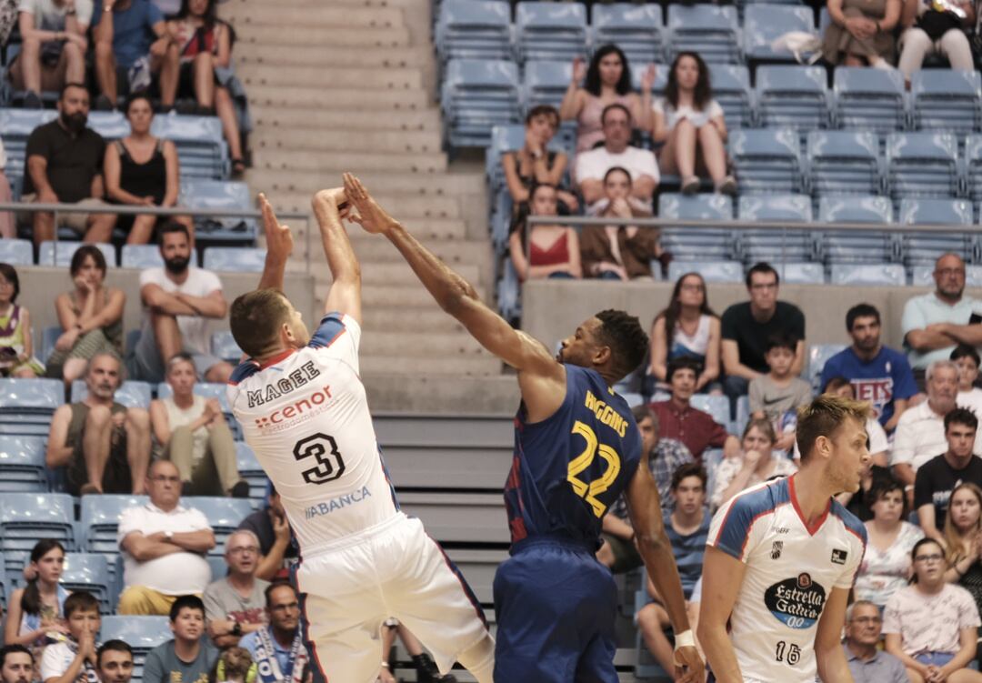 Fletcher Magee, lanzando un triple ante la oposición de Higgins, en el duelo ante el Barça