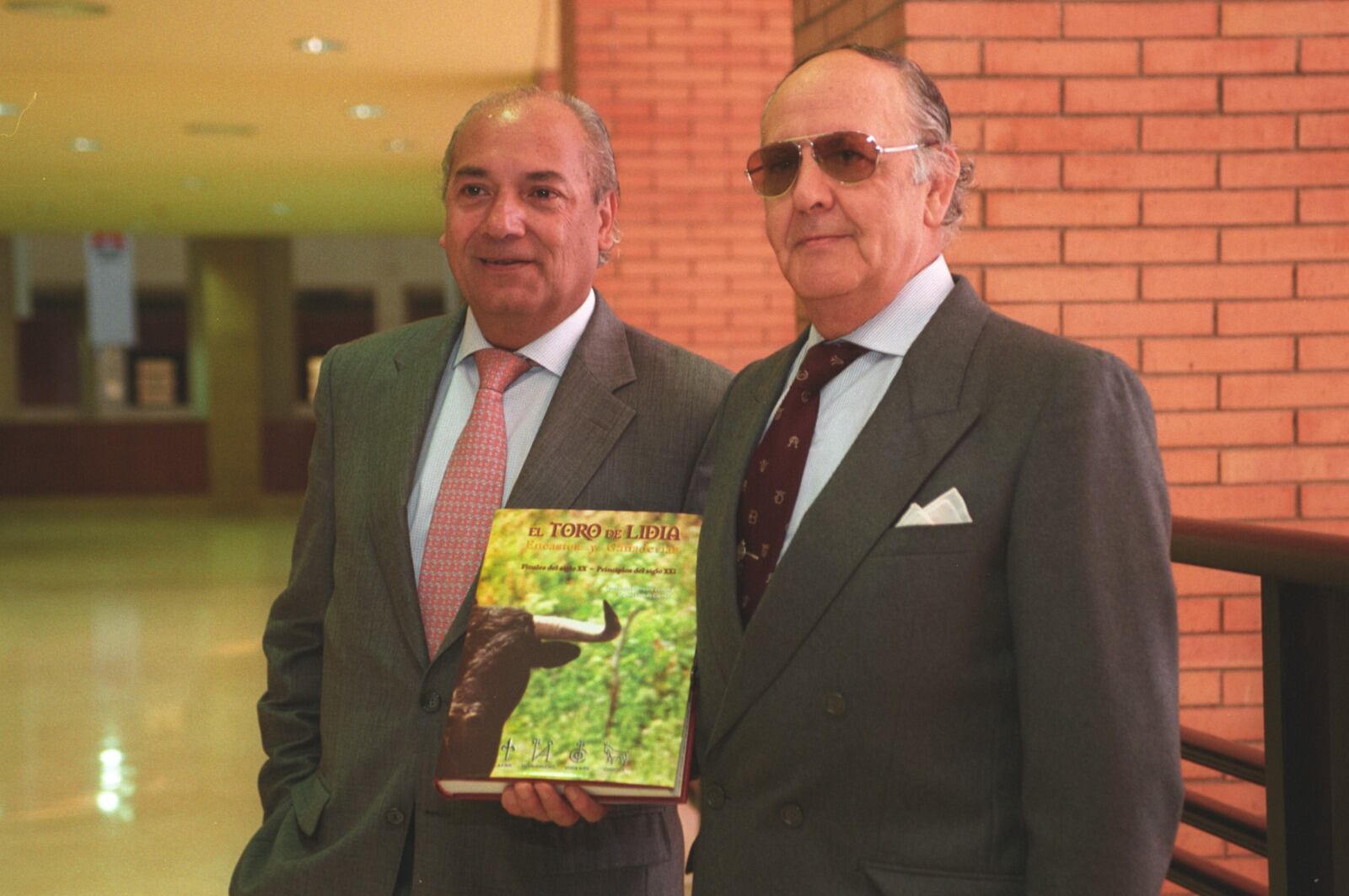 Fernando Carrasco Lancho, a la derecha, junto al también veterinario Miguel Criado.