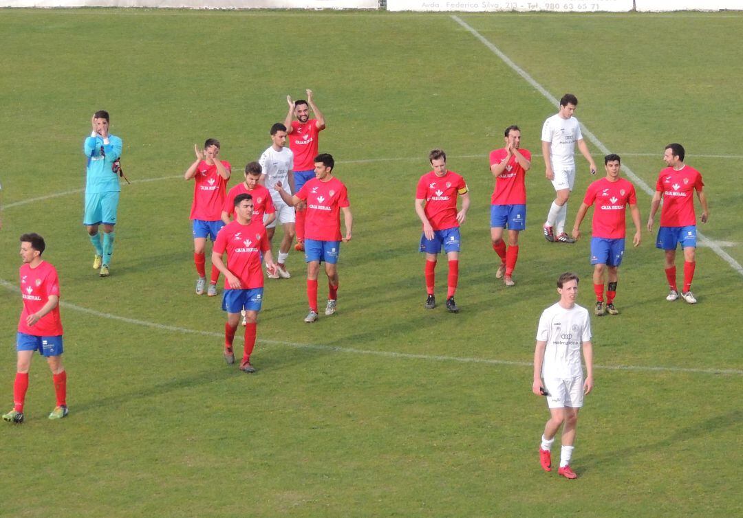 Los jugadores del CD Benavente saludan al final del encuentro