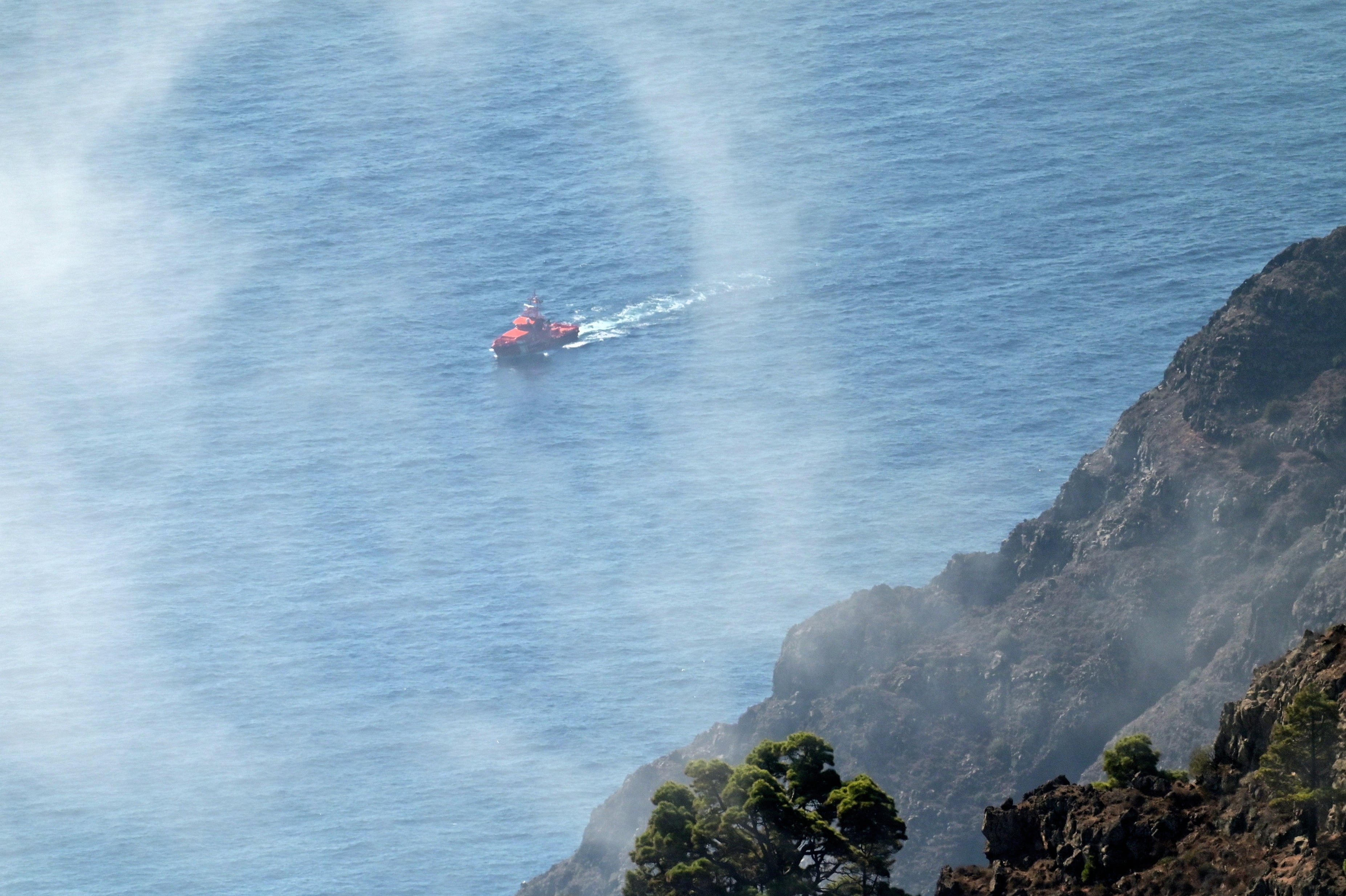 EL PINAR (EL HIERRO), 28/09/2024.-Varias embarcaciones de Salvamento Marítimo, realizan la búsqueda de los cuerpos del cayuco que volcó esta madrugada en la costa cercana al Roque de La Bonanza, en la zona de Las Playas, en el municipio de Valverde.Nueve personas han muerto y 48 han desaparecido tras volcar un cayuco esta madrugada en El Hierro, un naufragio que puede convertirse en la mayor tragedia migratoria ocurrida en Canarias en 30 años de llegadas de pateras. EFE/ Gelmert Finol
