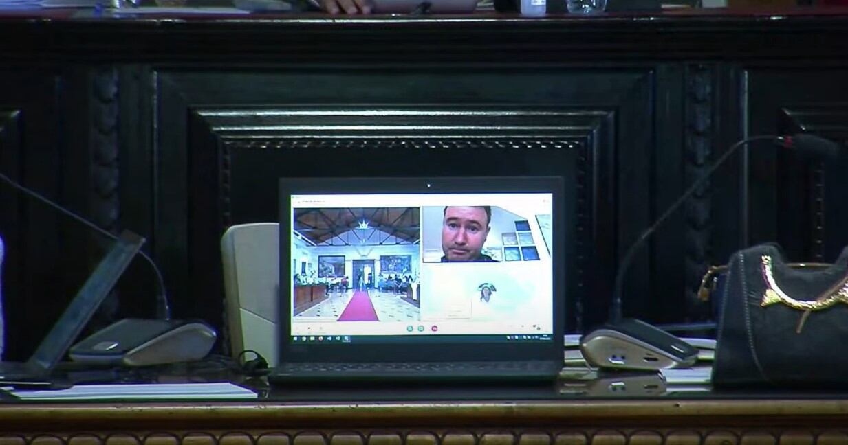 Daniel Campos (PSOE) vota telemáticamente en el pleno del 7 de junio de 2022.