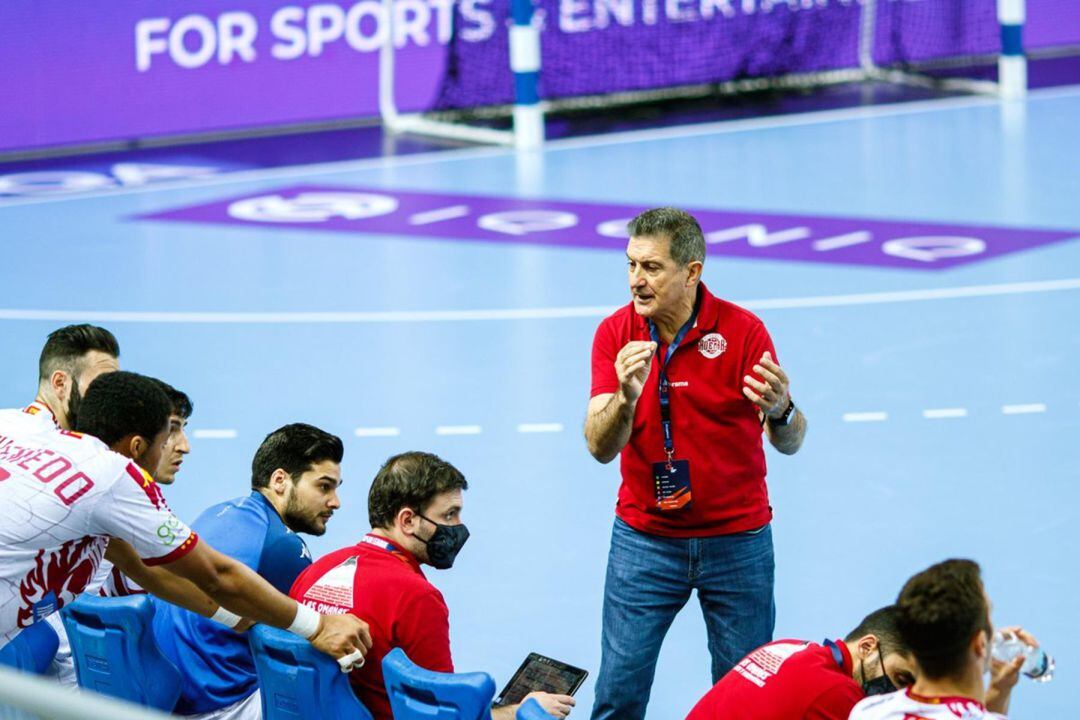 Manolo Cadenas da instrucciones a sus jugadores durante el partido contra el Wisla Plock