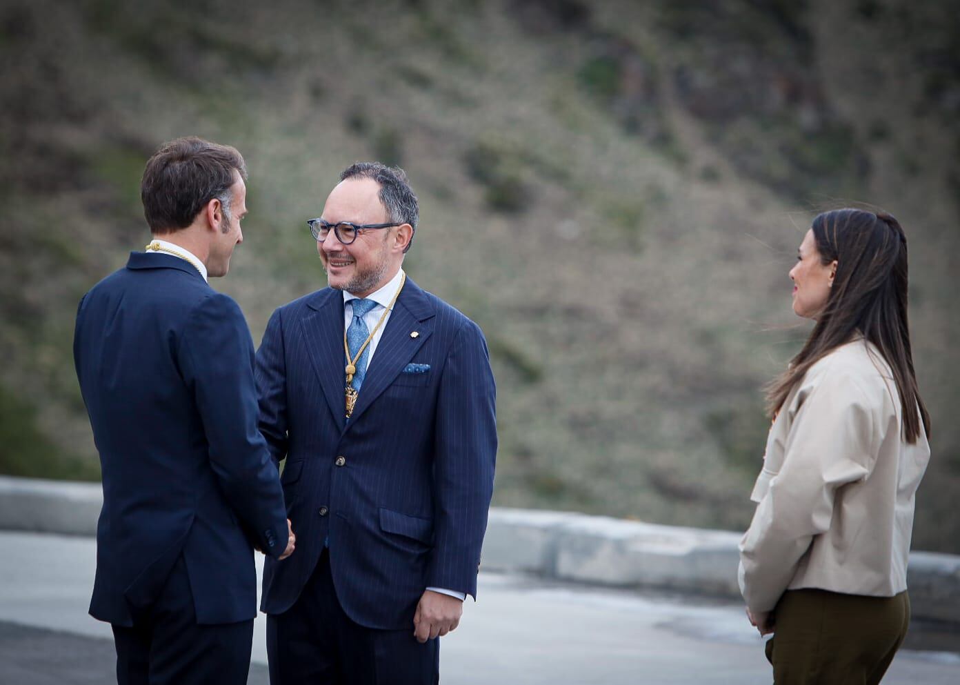 El copríncep francès, Emmanuel Macron, en la rebuda que li han fet a l'Arribar al Pas de la Casa, el cap de Govern, Xavier Espot, i la cònsol major d'Encamp, Laura Mas