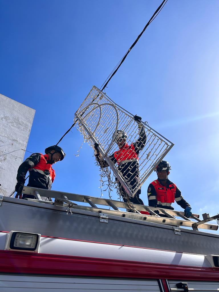 Los bomberos retirando un adorno navideño con riesgo de desprenderse en Arrecife.