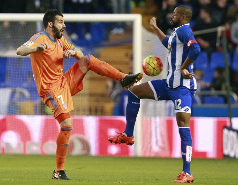 El delantero del Valencia Álvaro Negredo y el defensa brasileño del Deportivo Sidnei